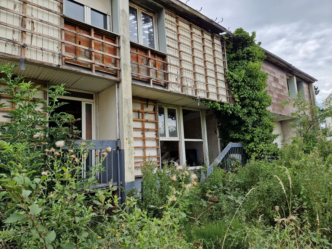 Les deux maisons sont à l'abandon rue Maurice Ravel