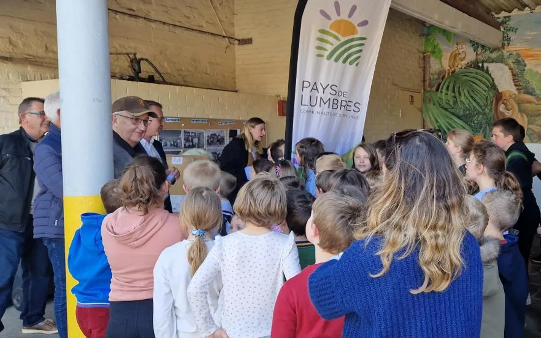 Les enfants ont reçu un diplôme et des cadeaux. 