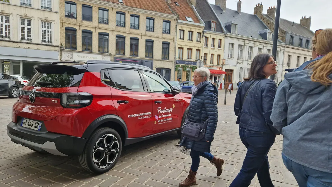 Le premier lot du Printemps du commerce et de l'artisanat est une voiture.