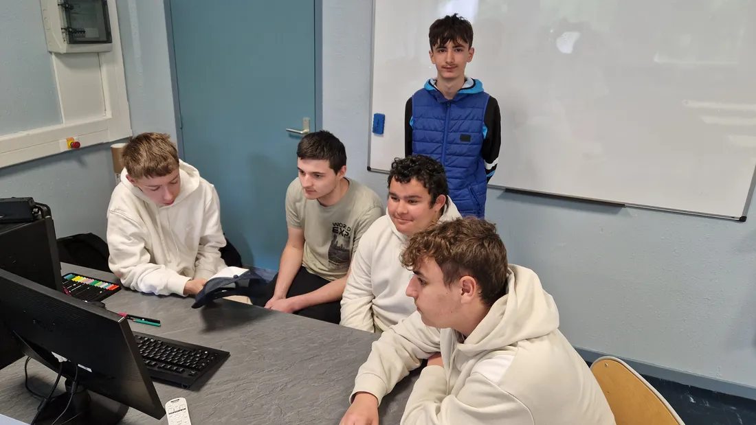 Des 2nde Bac Pro Carrosserie du lycée Clerc d'Outreau, finalistes d'un concours national Samsung. 