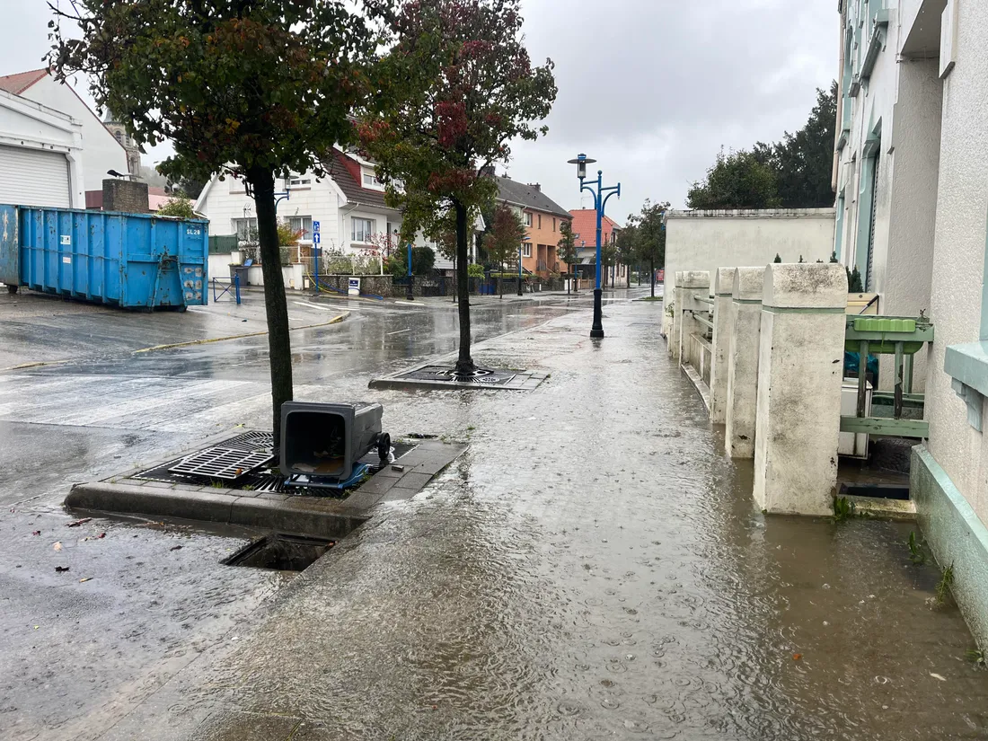 Hier soir déjà, l'eau commençait à envahir à nouveau certaines rues du Boulonnais