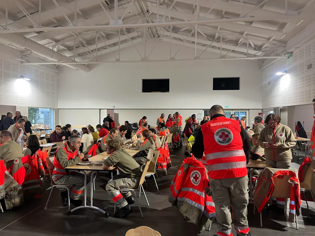 Les bénévoles de la Croix Rouge sont au chevet des sinistrés depuis plusieurs jours.