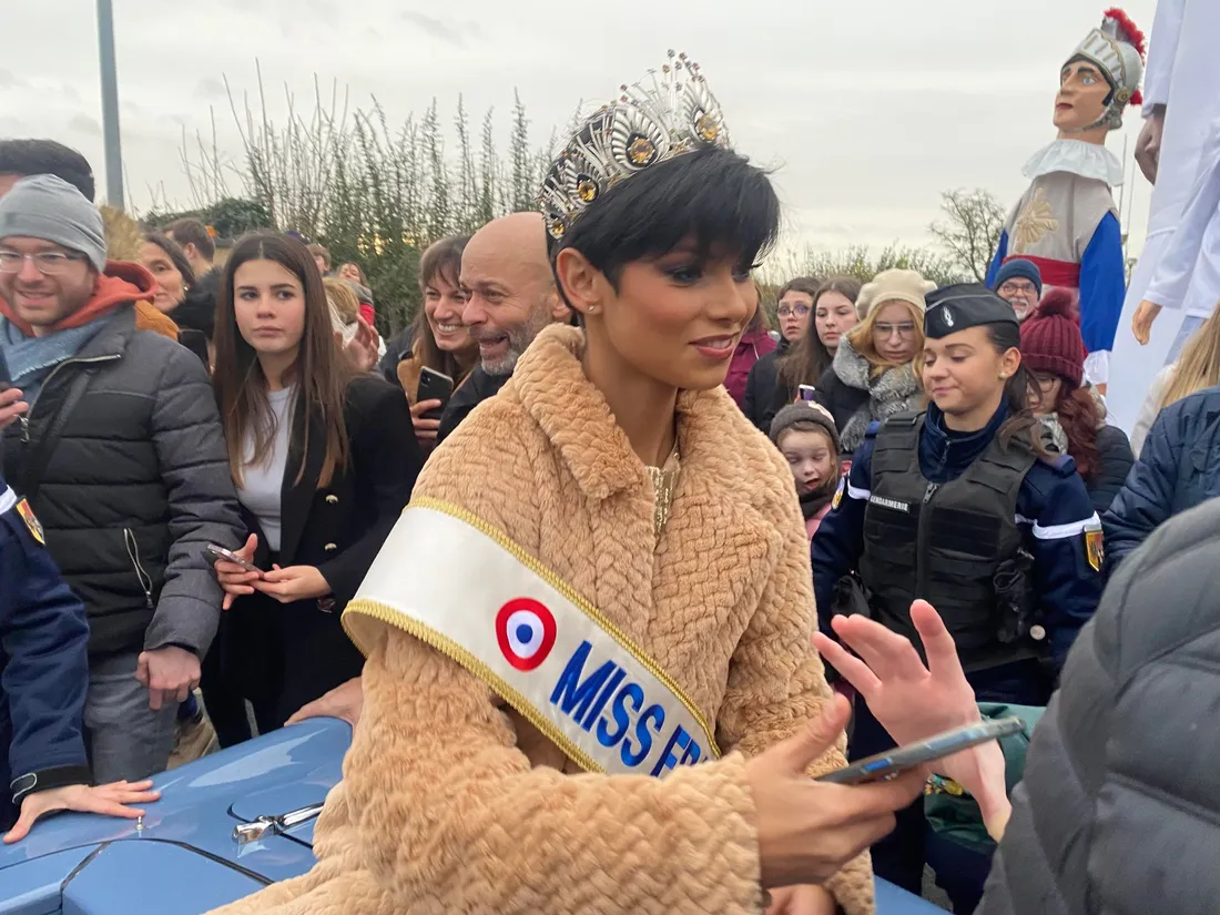 Des milliers de personnes étaient présentes pour voir la nouvelle Miss France. 