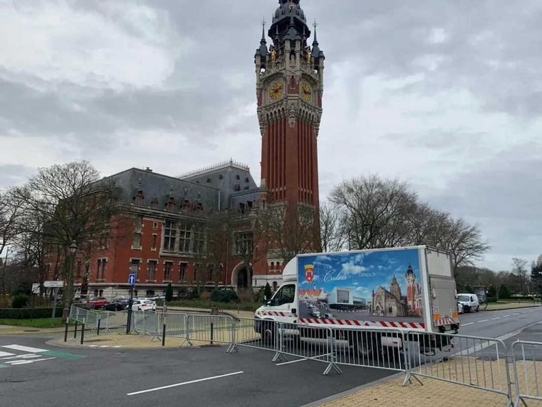 La mairie de Calais suite à un appel menaçant 