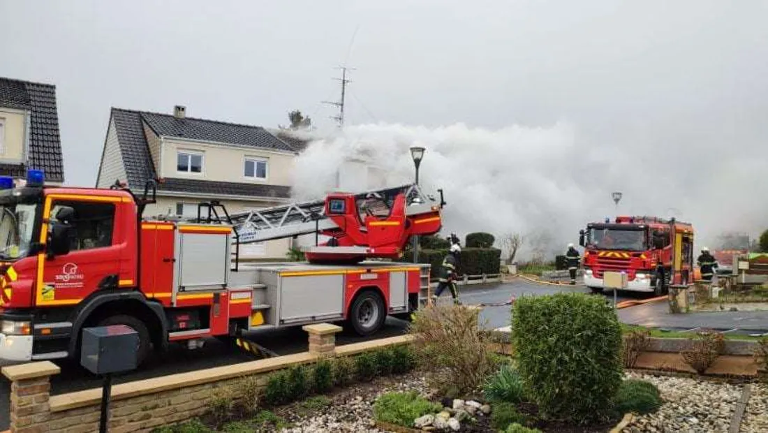 D'importantes fumées à Bourbourg liées à l'incendie d'une maison.