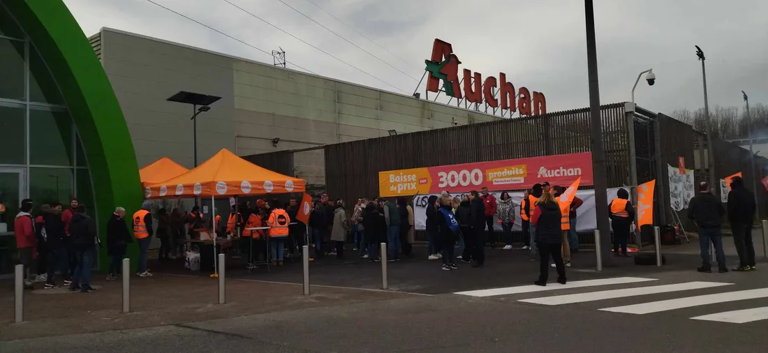 Les salariés d'Auchan sont mobilisés à Grande-Synthe, devant l'hypermarché.