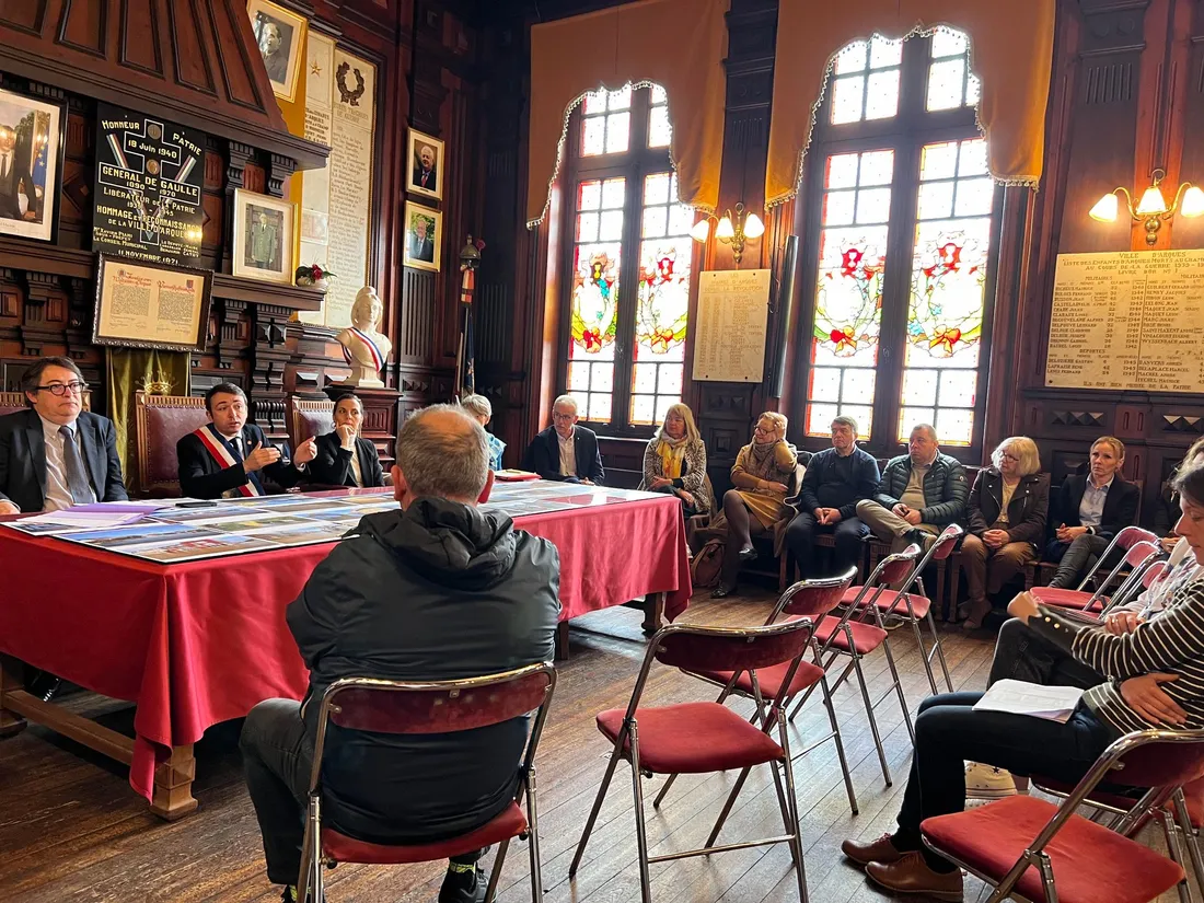 Une réunion s'est tenue en mairie entre la municipalité et le préfet en charge des inondations. 