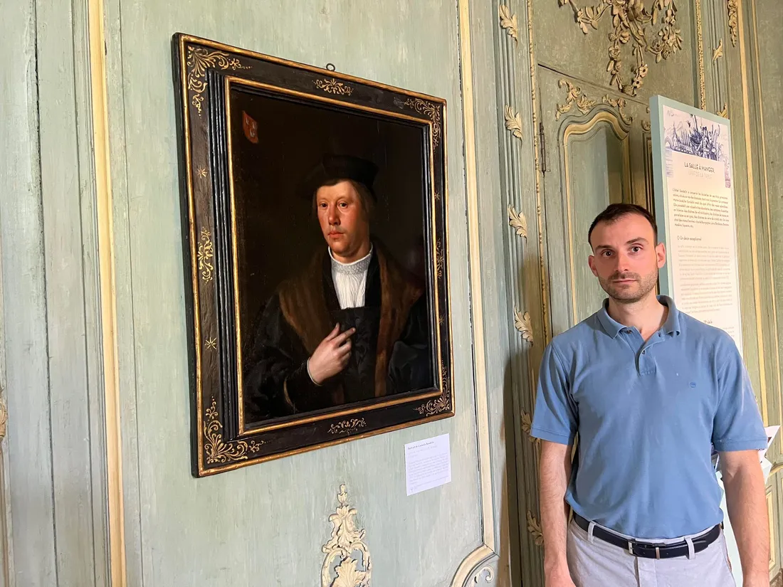 Romain Saffré, directeur du musée aux côtés du portrait de Cornelis Sandelin. 