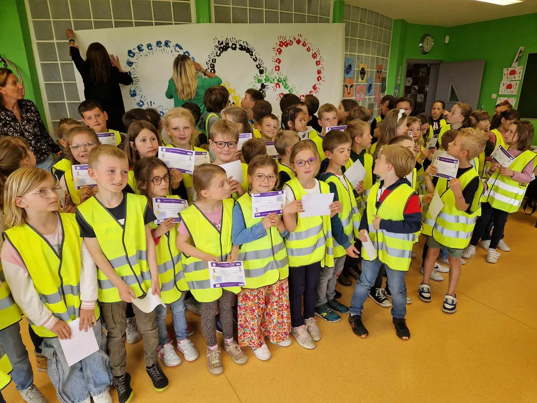 Les jeunes de 5 écoles du territoire ont reçu un diplôme pour leur participation. 