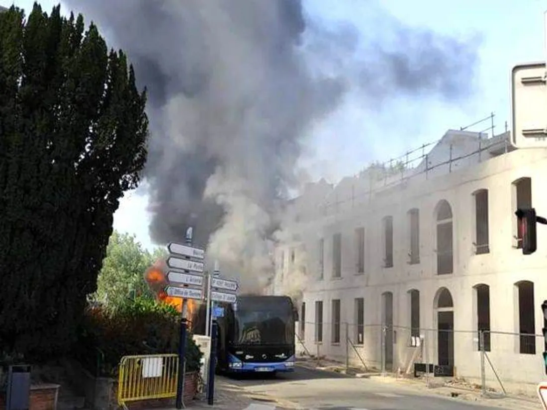 Ce dimanche, un bus a pris feu à Gravelines, son réservoir s'est déversé sur le sol.