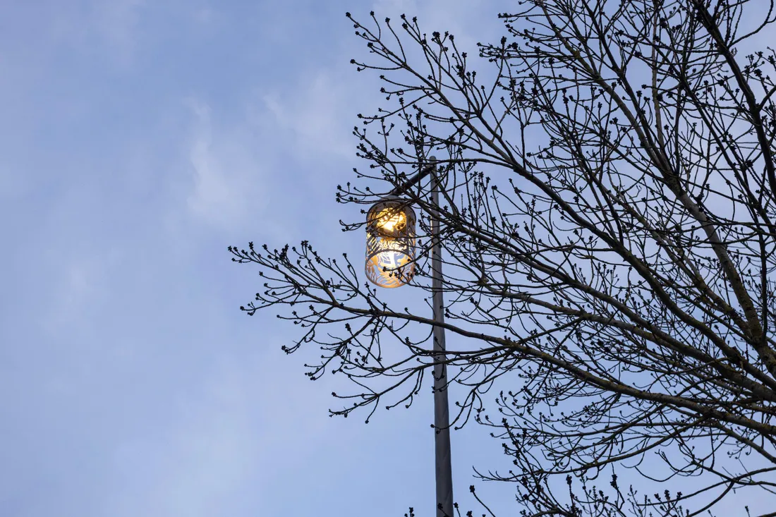 Les luminaires sont situés sur la place Djerba