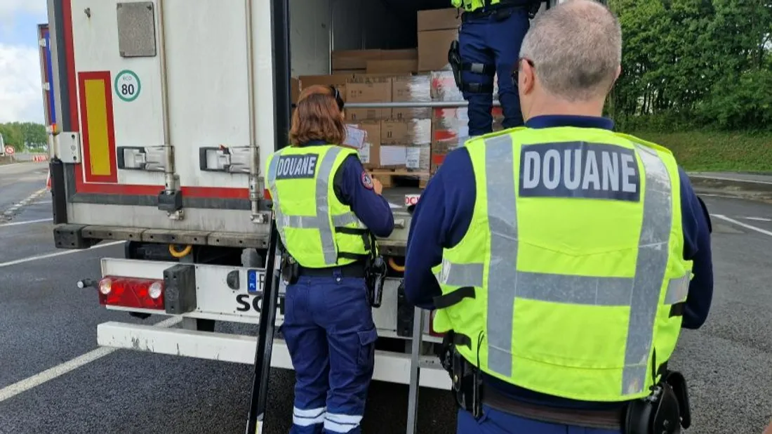 L'opération est menée par les douaniers, les gendarmes et des contrôleurs des transports. 