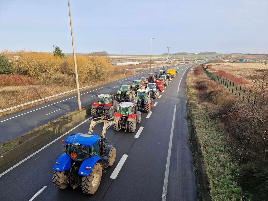 Les agriculteurs du boulonnais et du calaisis bloquent l'A16 à Peuplingues, en direction de Calais.