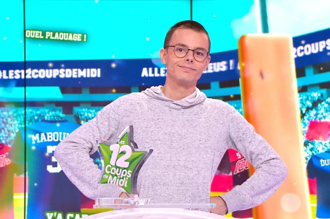 Emilien sur le plateau du jeu "Les Douze Coups de Midi"