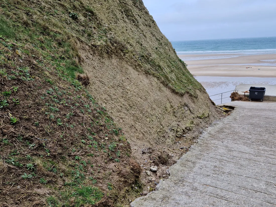 Les pluies de novembre ont créé des tranchées au pied des falaises du cap Blanc Nez.