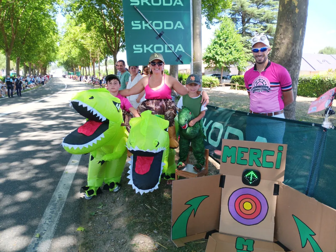 Craon spectateurs deguisements dinosaures Tour de France_12 07 25_Marie Chevillard.jpg
