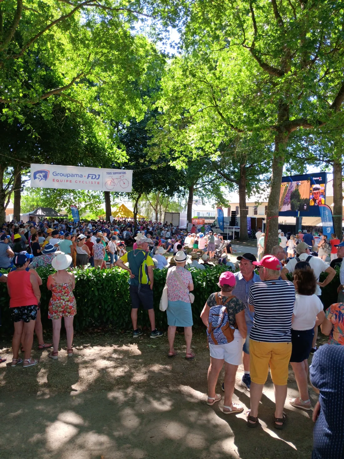 Fan zone Groupama FDJ Craon devant l'écran_12 07 25_Marie Chevillard.jpg