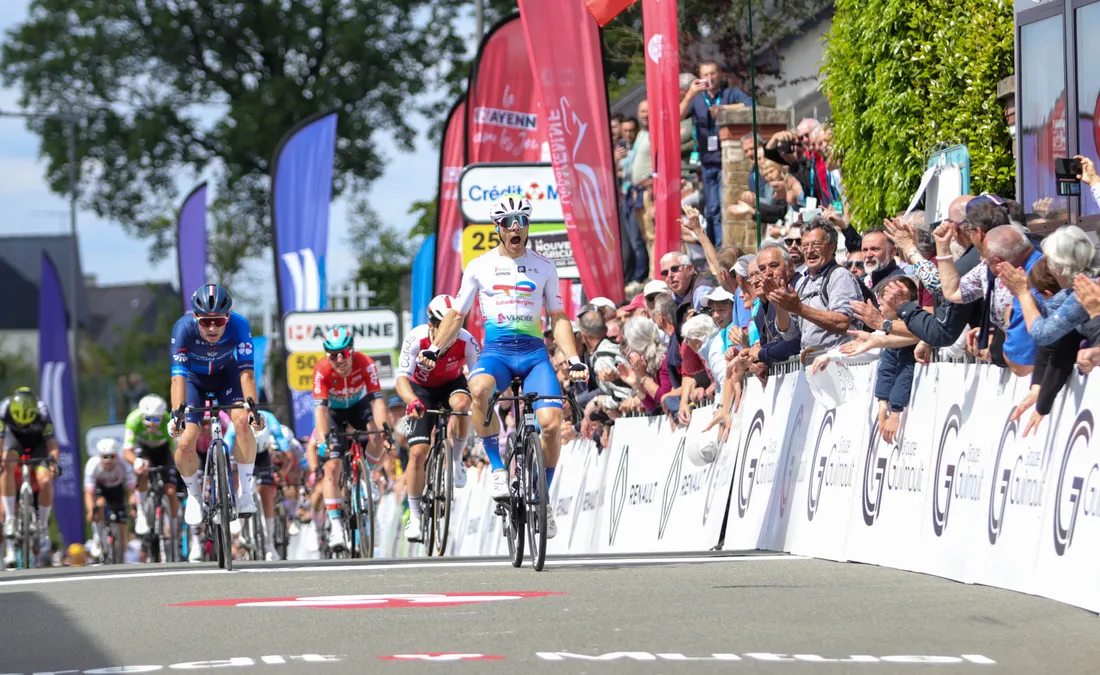 Émilien Jeannière s'est imposé au sprint à Ernée.