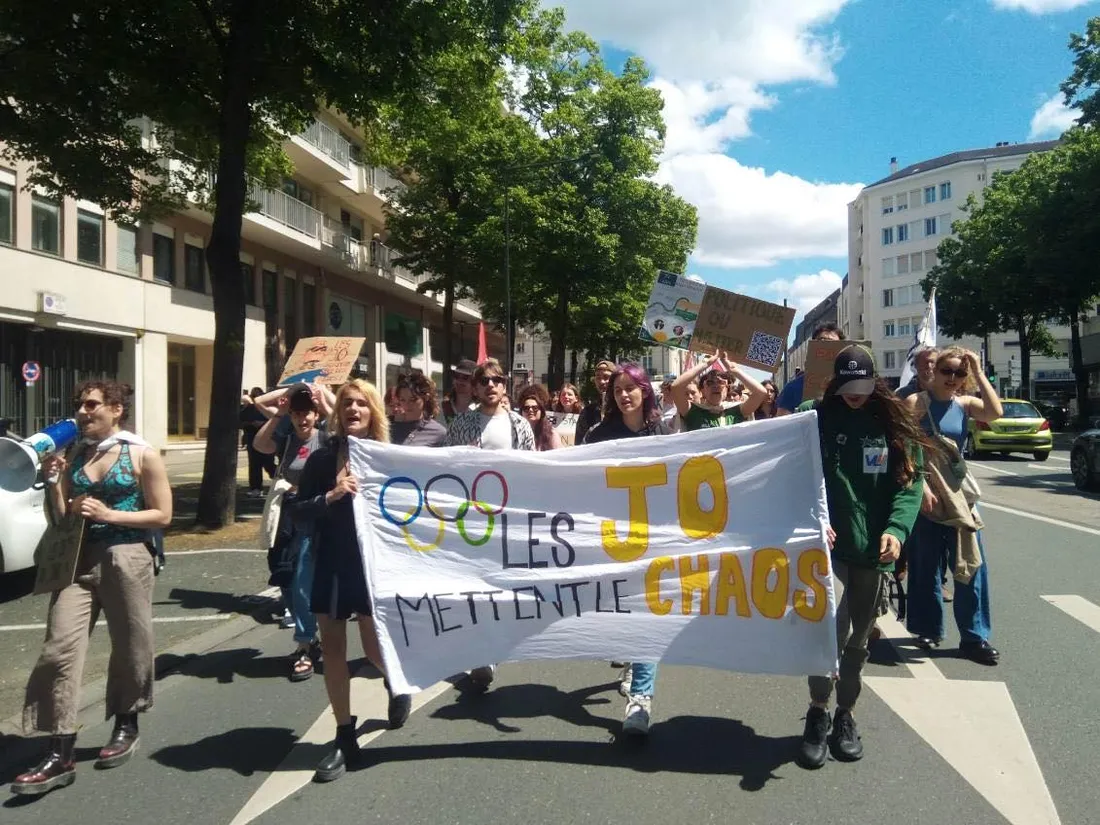 Youth For Climate Manif contre le passage de la flamme_24 05 24_DR