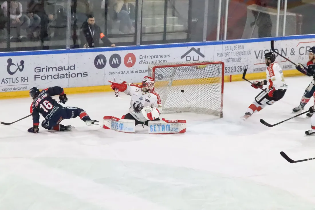 Cédric Di Dio Balsamo et les Ducs d'Angers battant les Pionniers de Chamonix