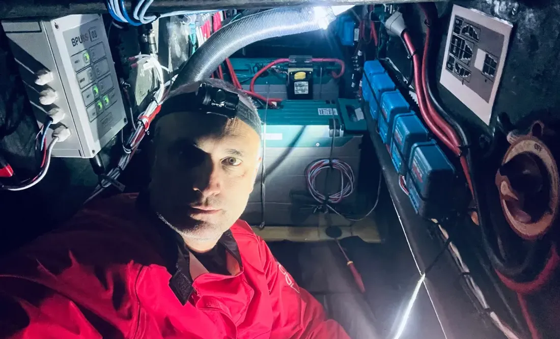 Fabrice Amedeo a eu un problème électrique sur son bateau Newans - Wewise.