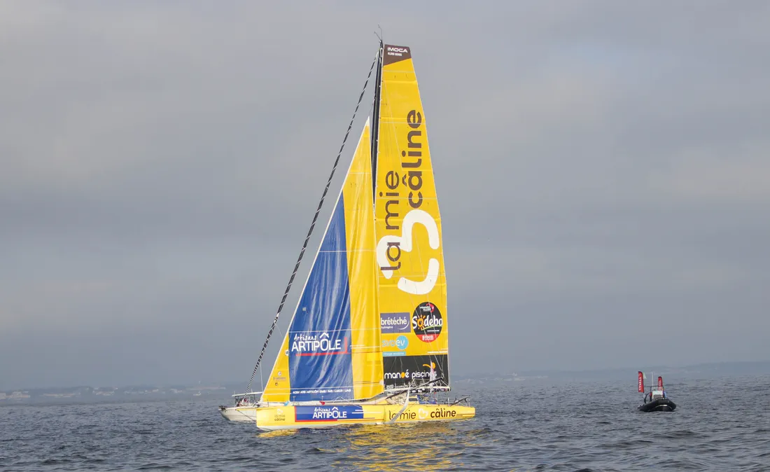 Arnaud Boissières, quasiment à l'arrêt sur son bateau La Mie Câline.