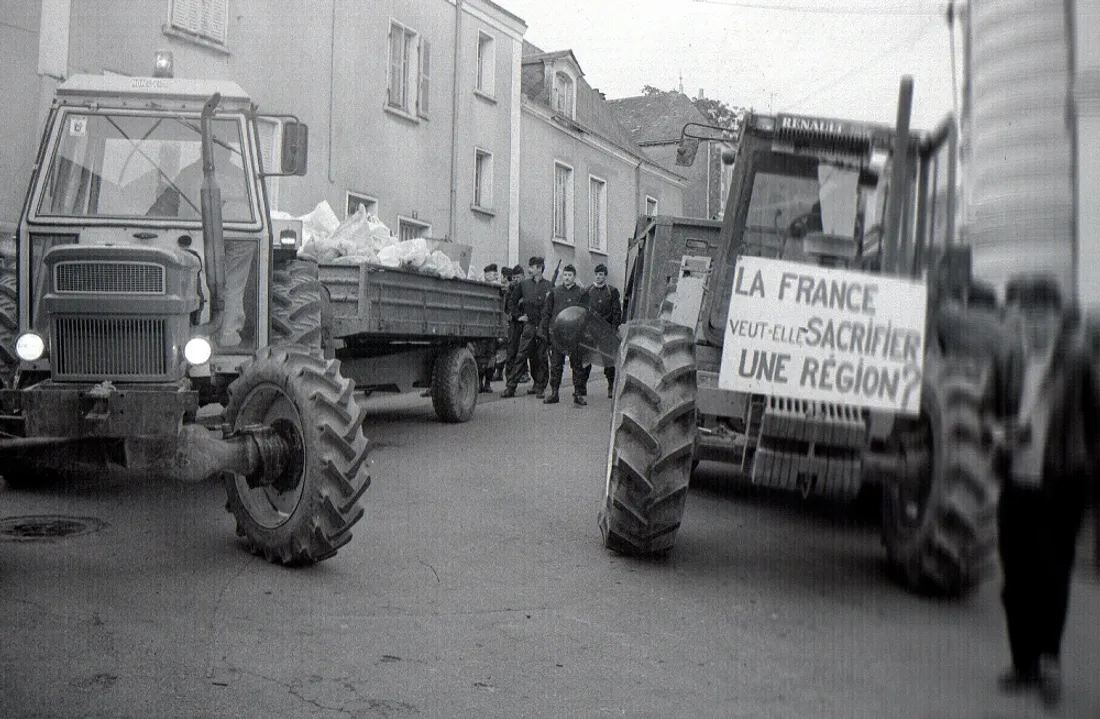 Déchets nucléaires Bourg d'Iré manif tracteurs_19 03 88_Jean-Paul Desverne