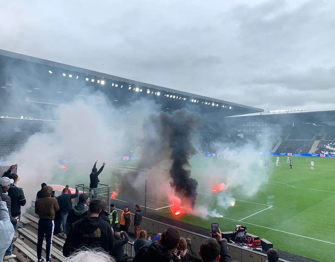 Le match entre Angers et Toulouse est interrompu en raison de jets de fumigènes (0-2).