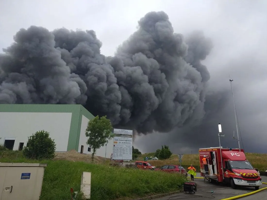 L'entreprise Nortene à Ballée est en proie aux flammes.