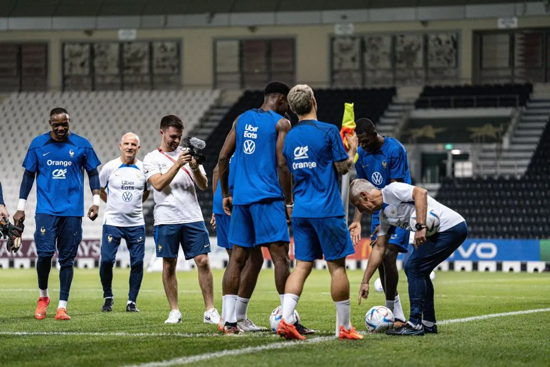 Germain Rezé filme les Bleus à l'entraînement lors du Mondial au Qatar.