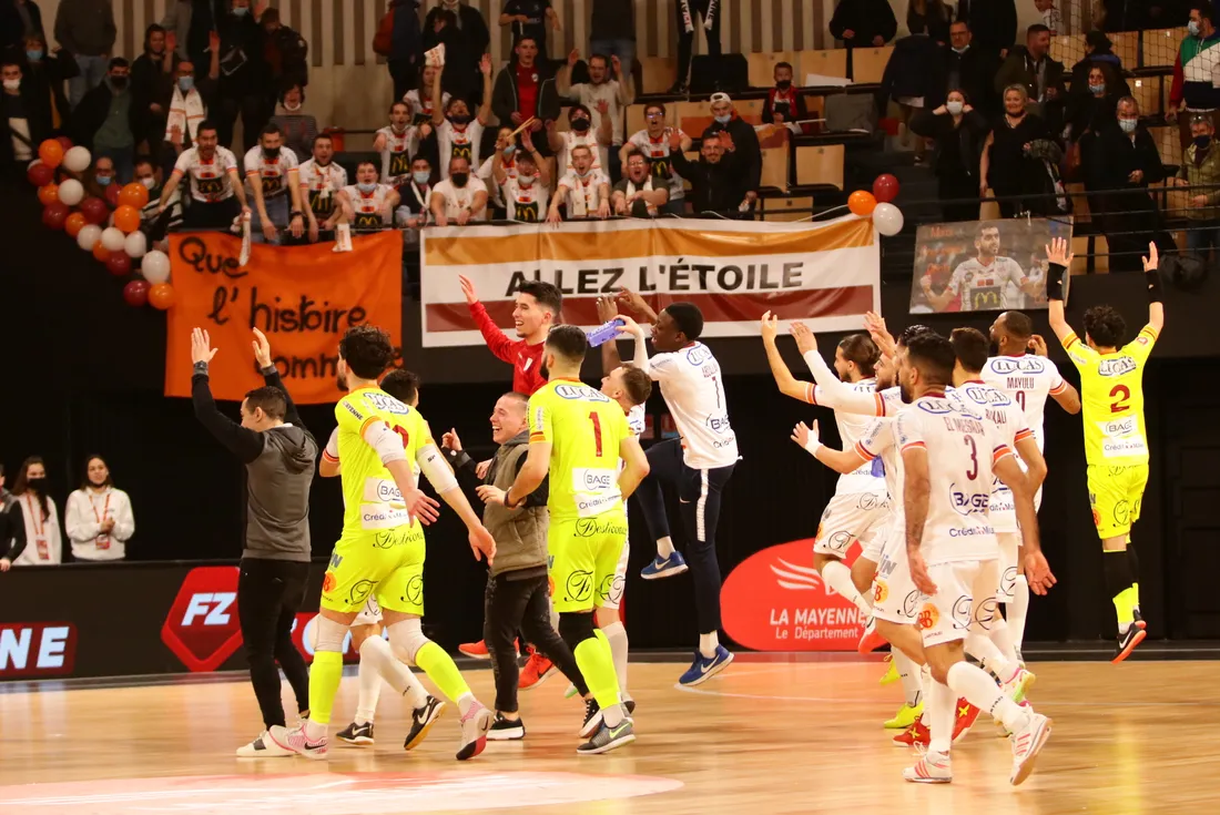 Les joueurs fêtent la victoire face au Sporting Paris avec leurs supporters.