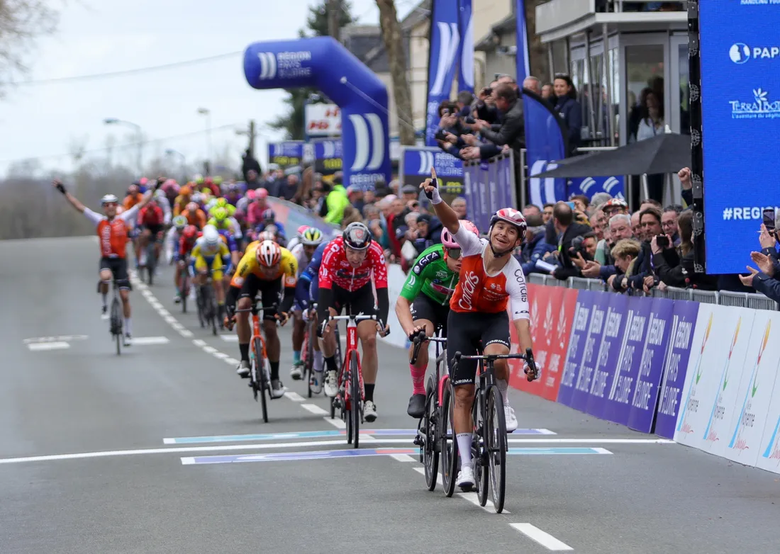 La joie de Bryan Coquard et de Davide Cimolai (au second plan) dans cette victoire au sprint.