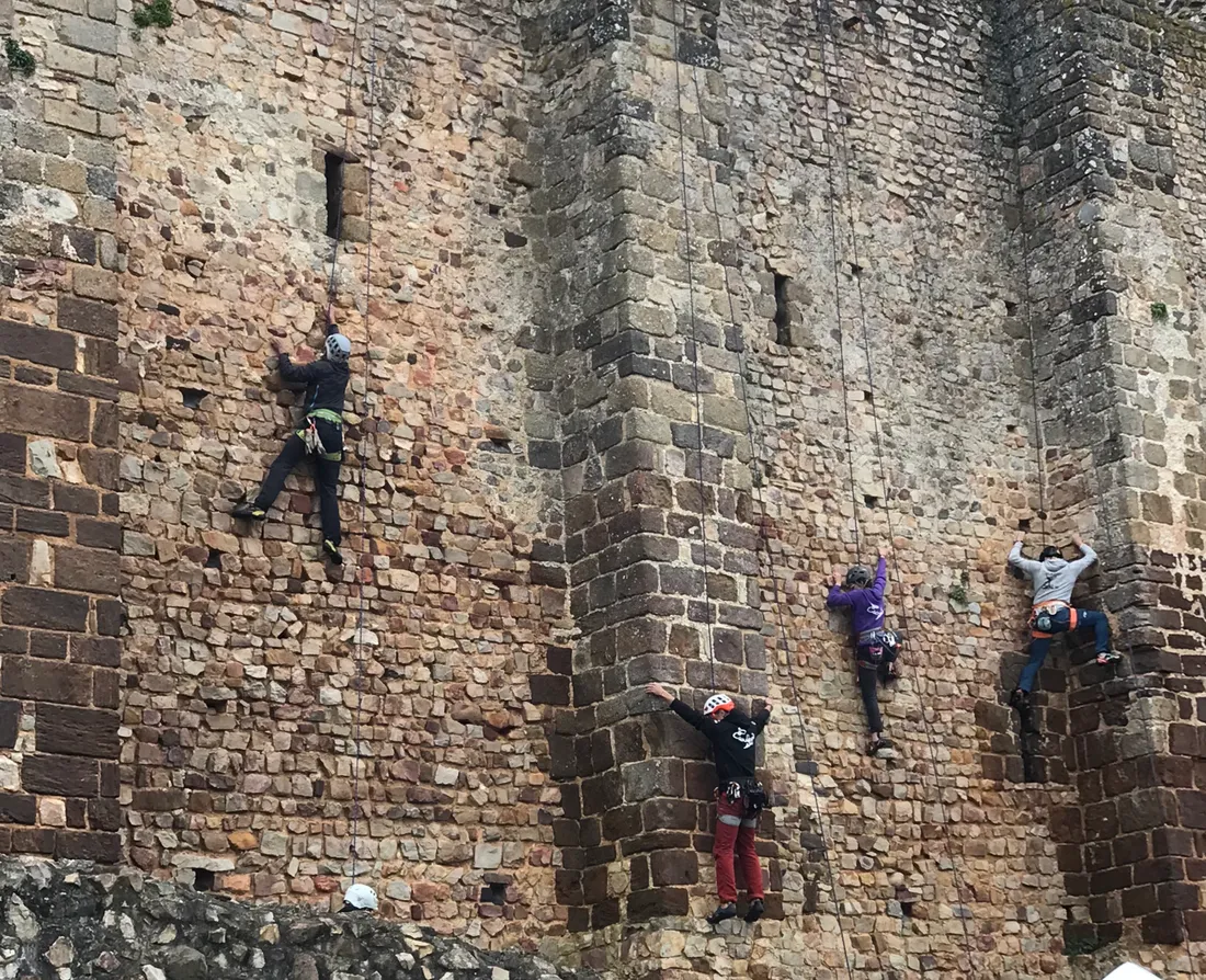 Parmi les animations, des cascadeurs étaient à l'oeuvre pour grimper  les murs du château. 