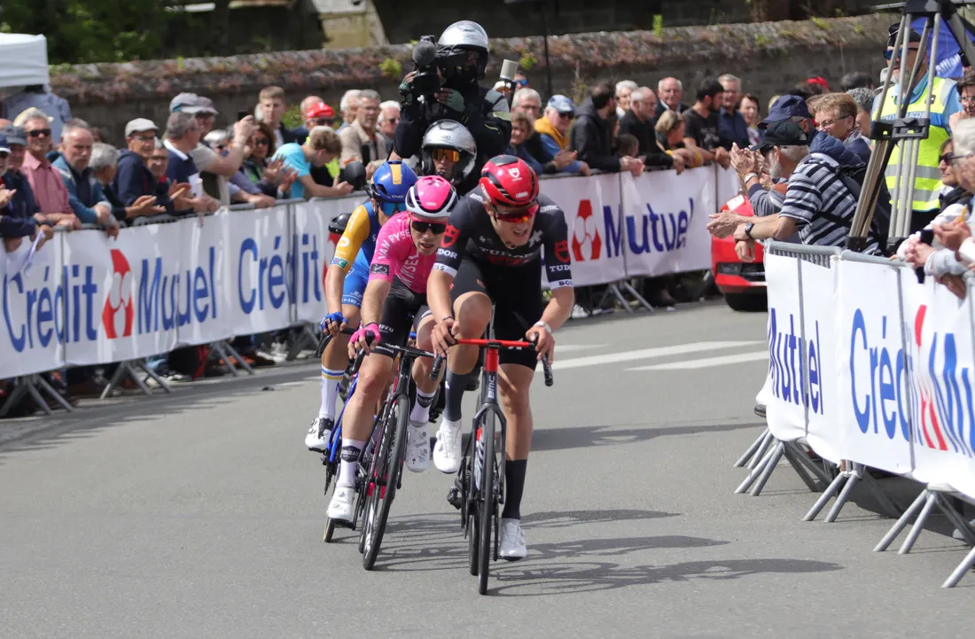 Le peloton des Boucles de la Mayenne.