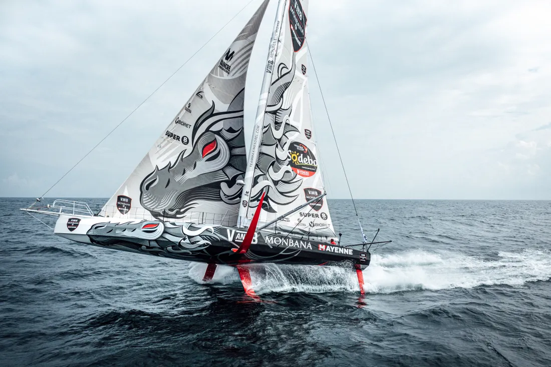 Maxime Sorel souffre d'une cheville sur son bateau V and B - Monbana - Mayenne.