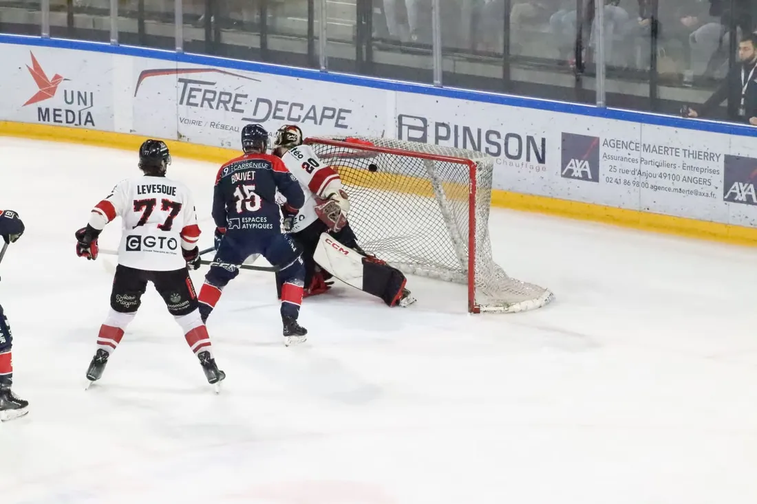 Maurin Bouvet à la lutte devant le filet des Boxers de Bordeaux (4-0)