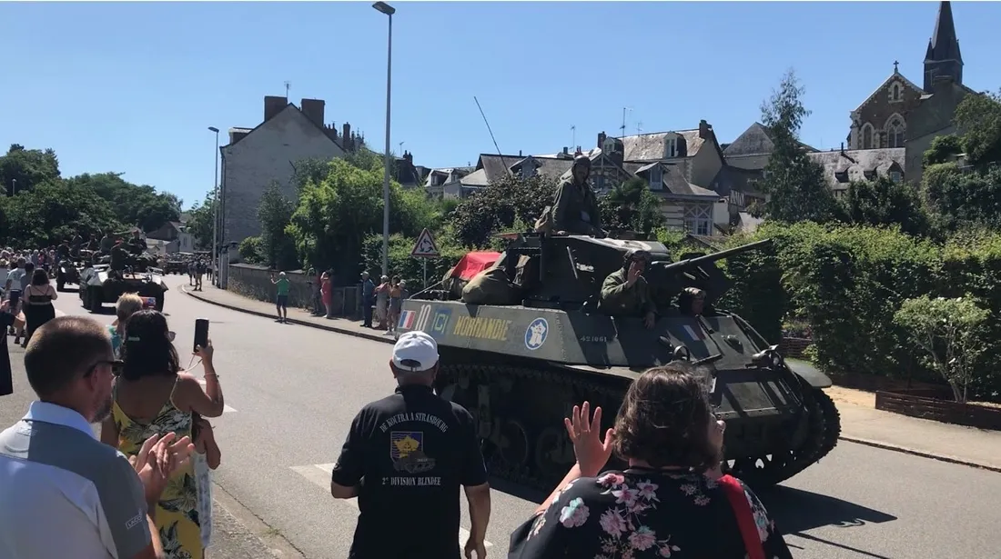 Une cinquantaine de véhicules de l'époque ont défilé à Château-Gontier, jeudi 8 août.