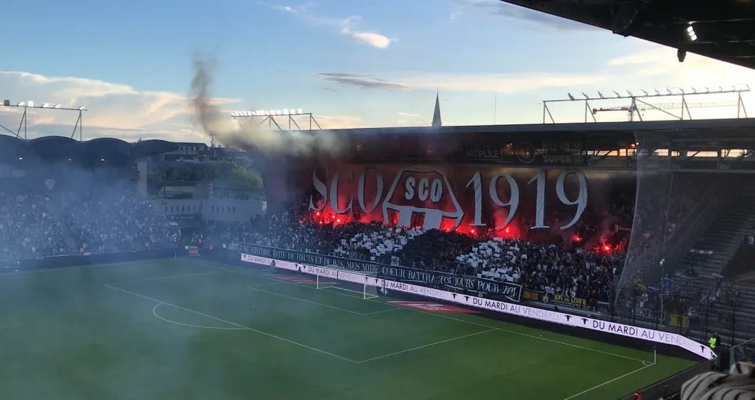 Le tifo des ultras angevins à l'entrée des joueurs. 