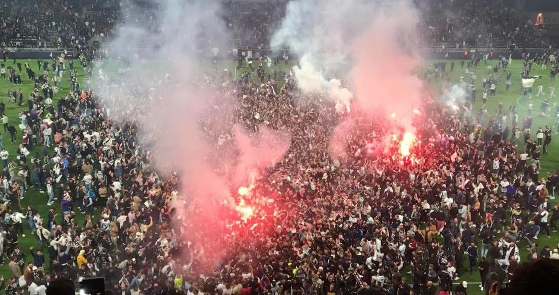 A l'issue du match, les supporters du SCO ont envahi leur terrain du stade Raymond-Kopa