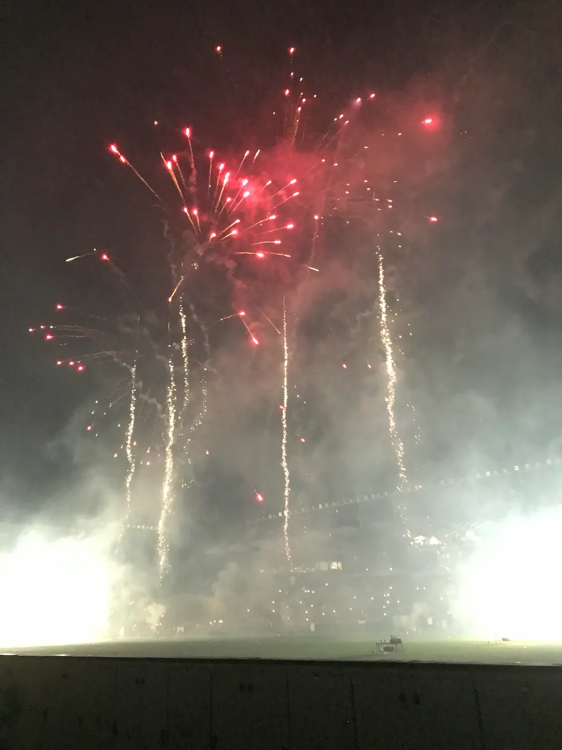 Un feu d'artifice vient couronner la soirée pour les beaux yeux des spectateurs.