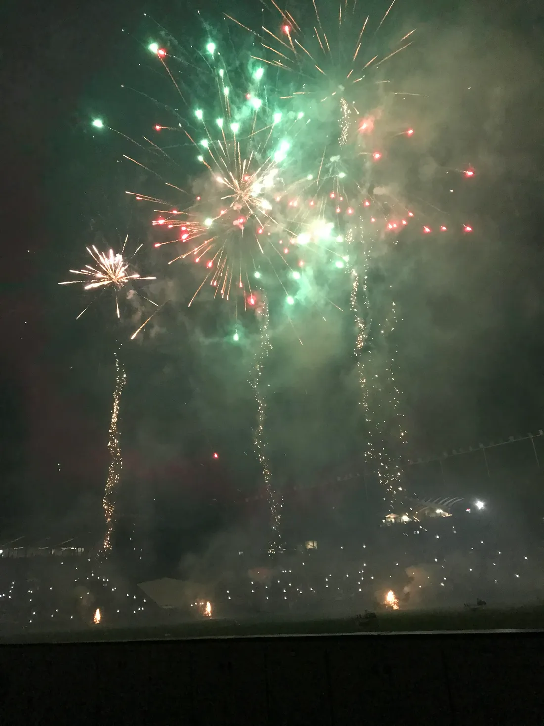 Le spectacle pyrotechnique a continué de briller.