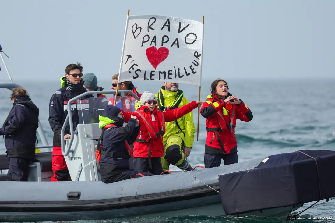 Les filles de Fabrice Amedeo ont pu le retrouver en mer.