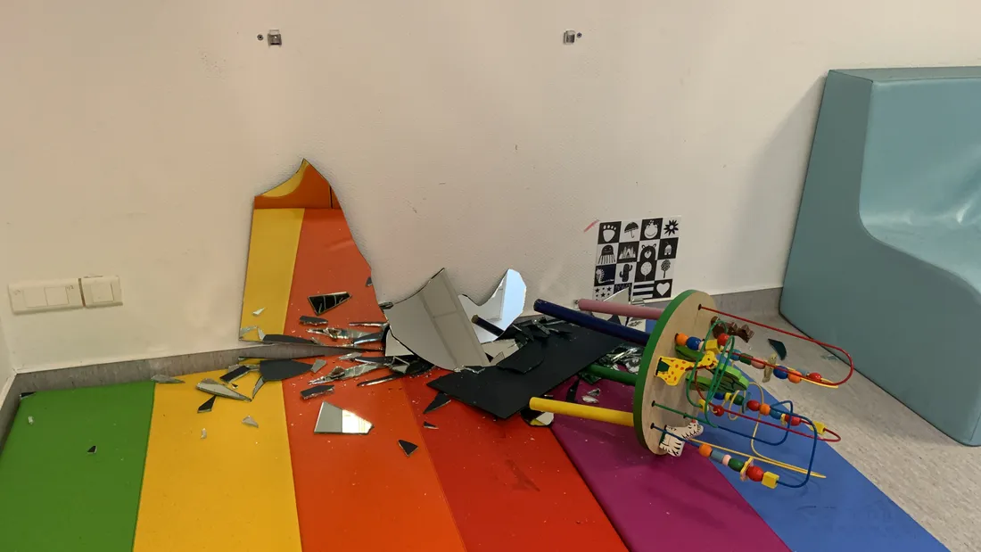 Quantité de jouets éventrés, cassés, au milieu de débris, des morceaux de verre, à la PMI
