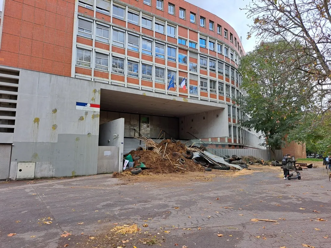 La Cité administrative bloquée par les agriculteurs