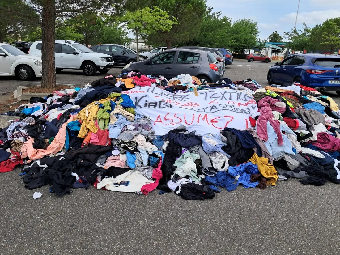 Un tas de vêtements déposé devant le magasin Kiabi, dans la zone de Mélou à Castres.