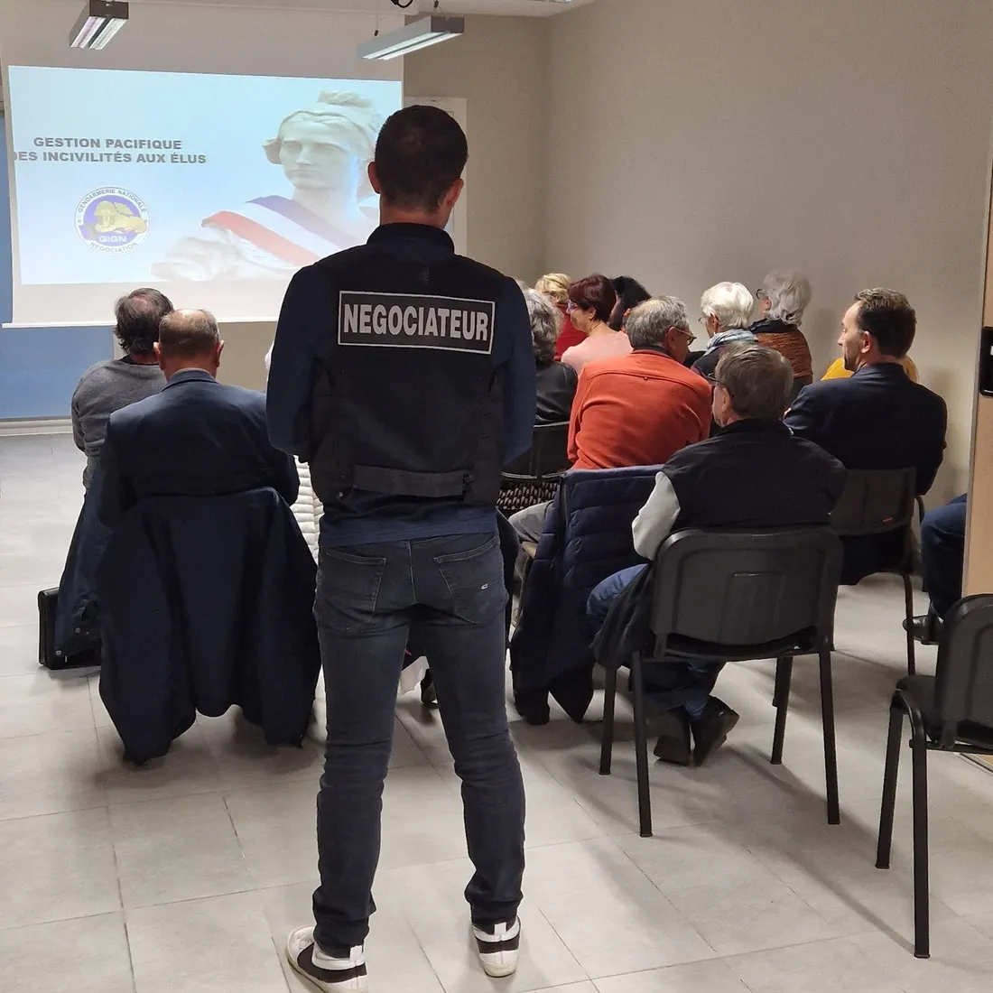 Deux gendarmes viennent donner des conseils de négociation