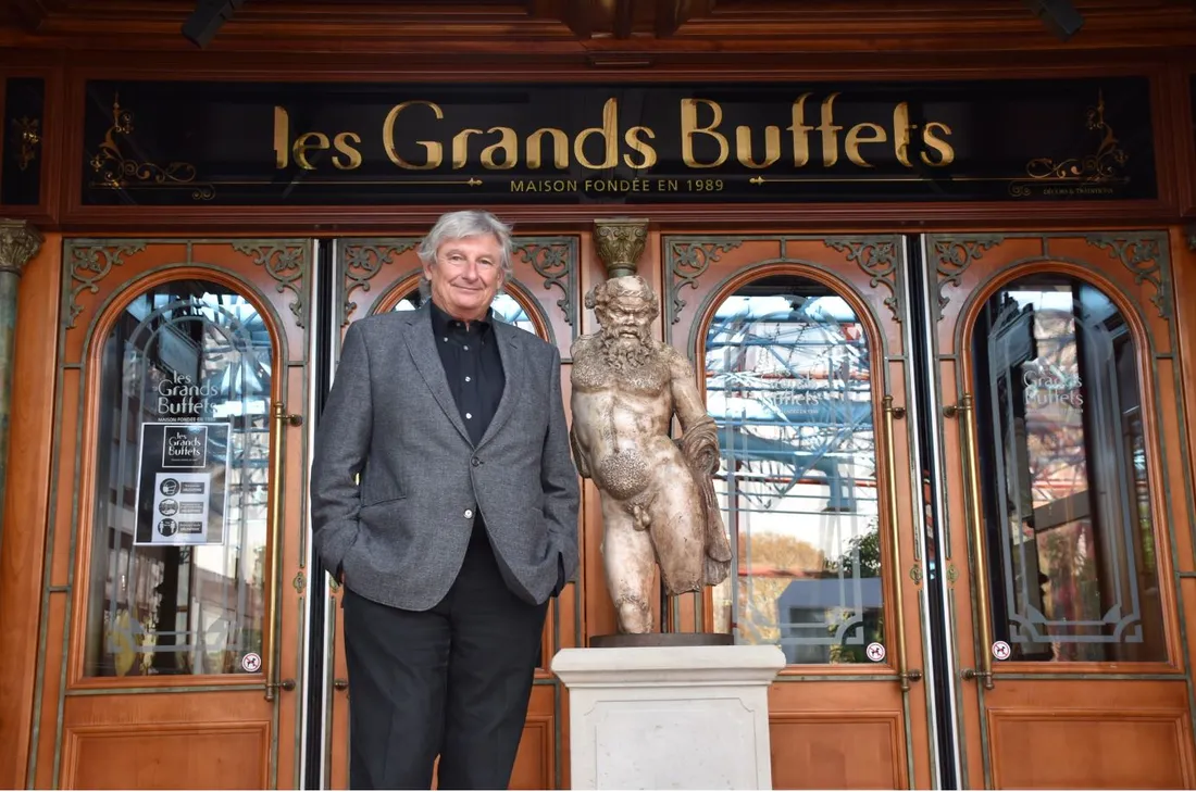 Louis Privat devant le restaurant les Grands Buffets