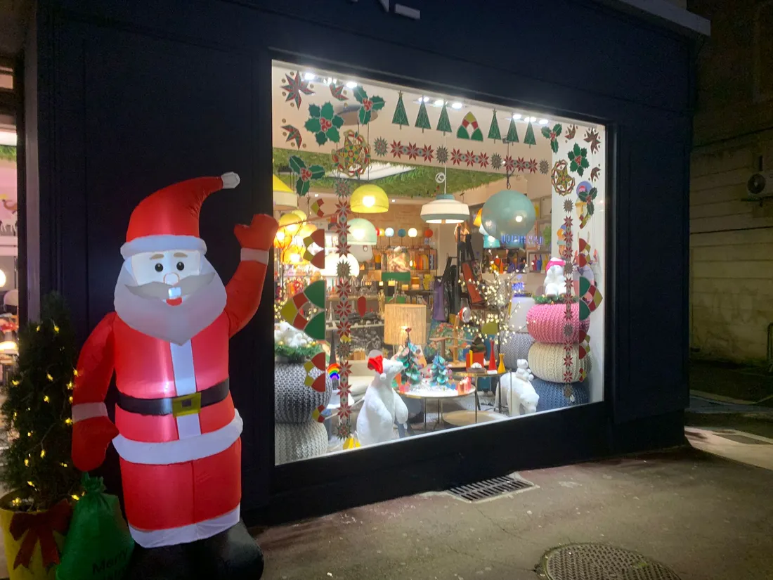 Un magasin de décoration avec un Père Noel à la devanture
