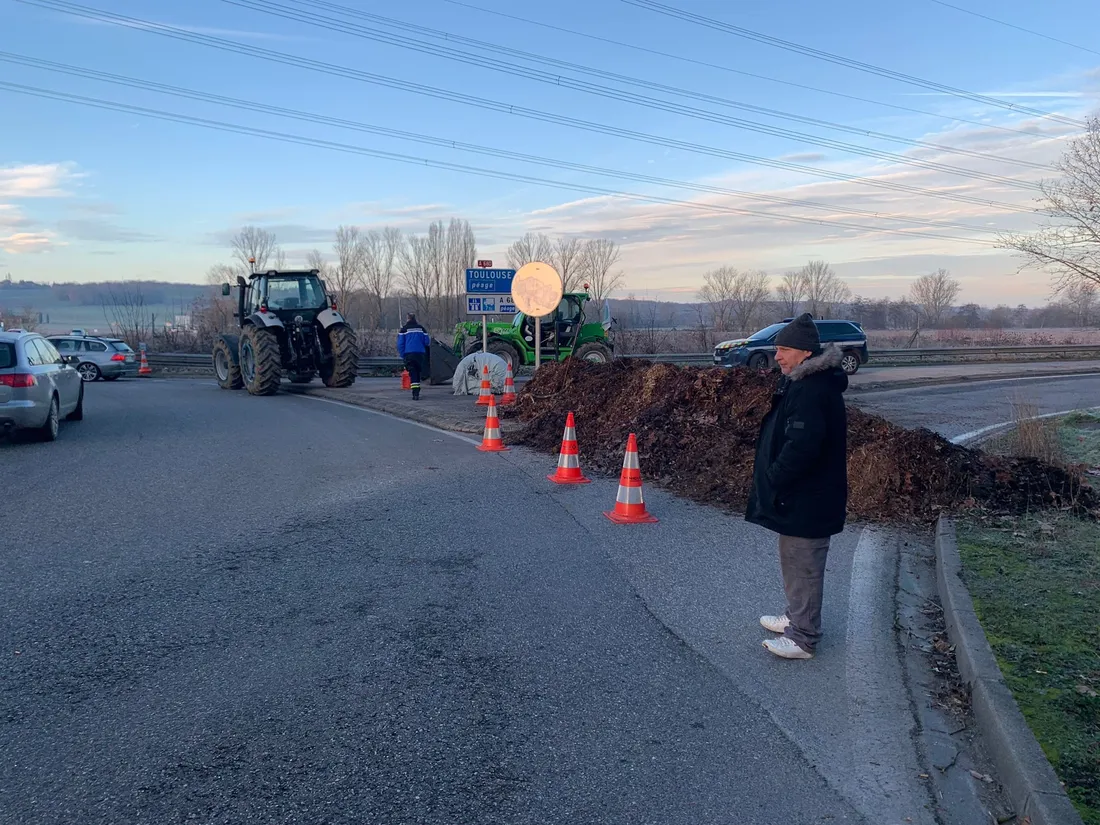 Des agriculteurs bloquent l'accès à l'autoroute de liaison A680 à Verfeil, en Haute-Garonne.