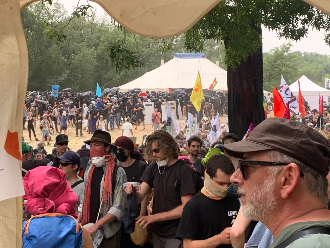 Les manifestants se préparent avant le départ